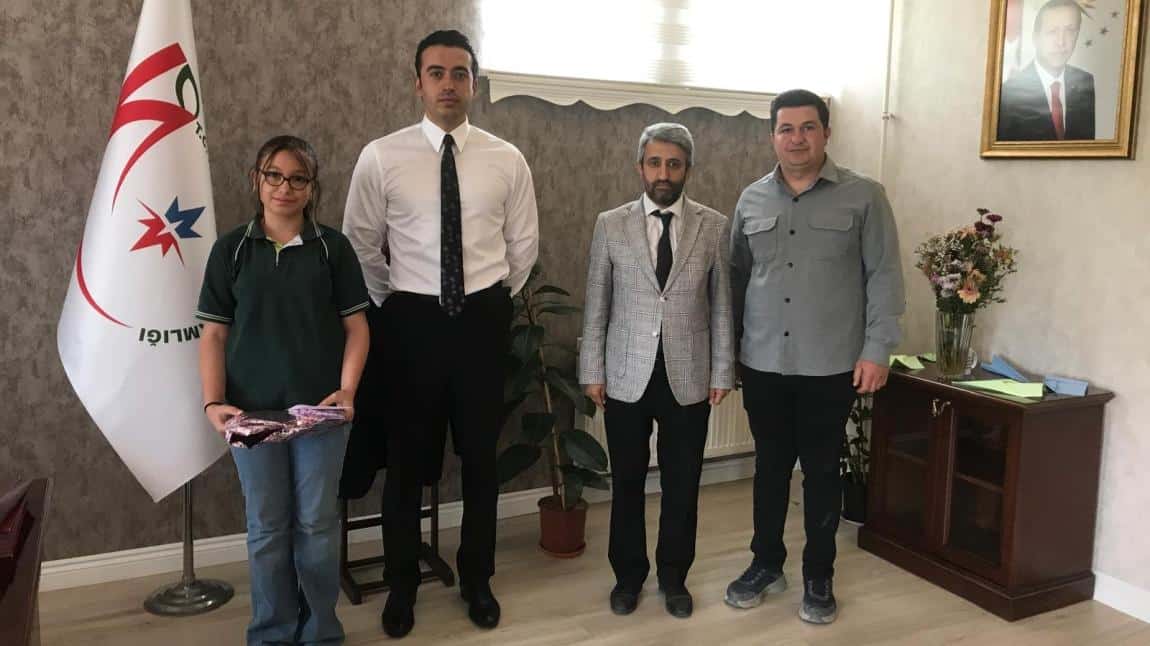 ŞİİR YARIŞMASINDA İLÇE BİRİNCİSİ İL İKİNCİSİ OLAN ÖĞRENCİMİZ YAGMUR DEMİRCİOĞLU ÖDÜLÜNÜ ALDI 